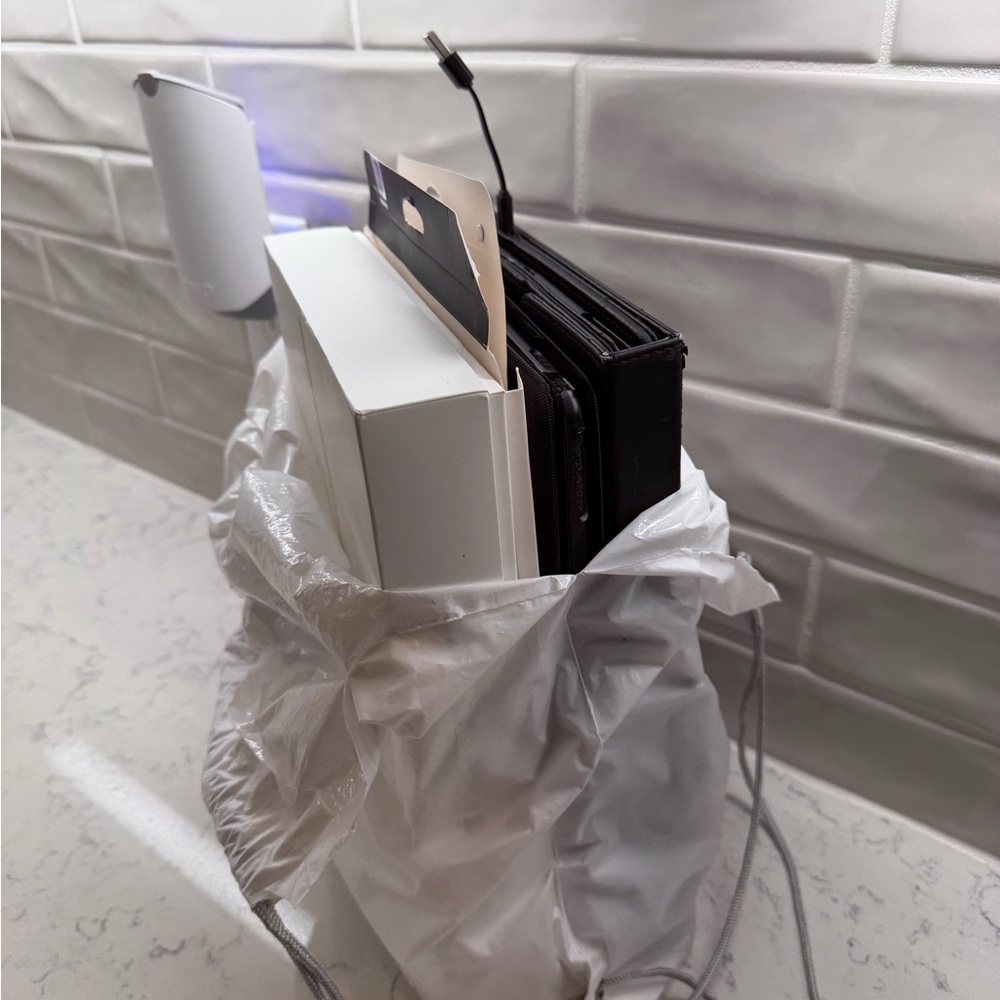 Apple 12.9” iPad Pro 128 GB (2nd Generation) Tablet in Gold comes with 2 cases. - Picture 14 of 16